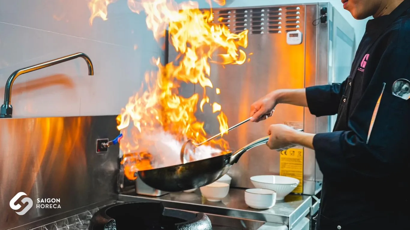 Đầu bếp xào bùng lửa trên bếp gas Á công nghiệp G-Cup Bistro