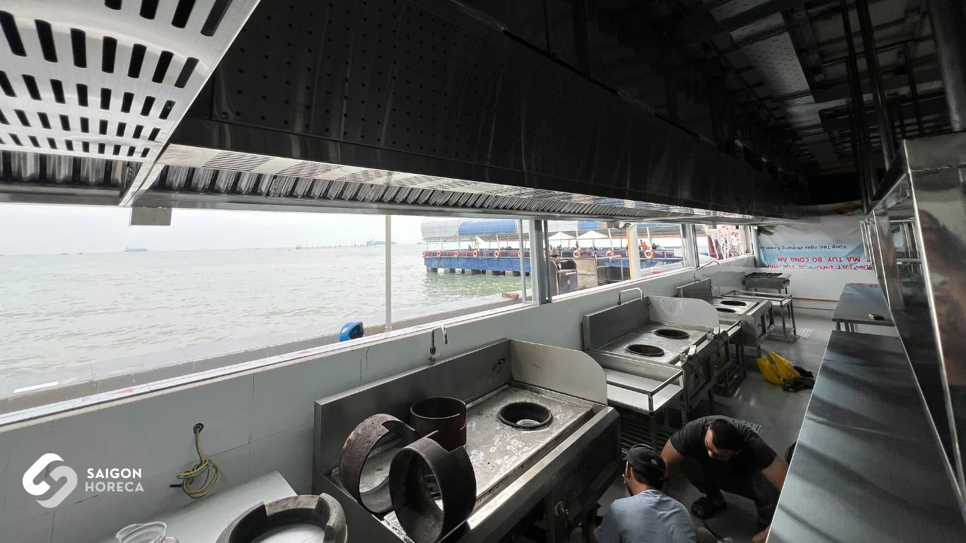 Hệ thống bếp Á công suất lớn nhìn ra biển Bãi Trước tại Gành Hào