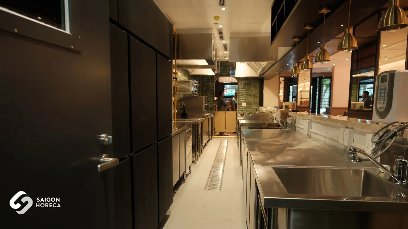 Gian bếp sơ chế và chậu rửa inox 304 tại The Royal